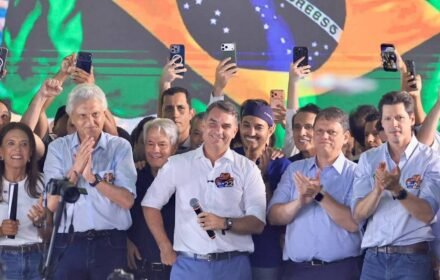 Flávio Bolsonaro fala em usar maioria no Congresso para mudar a Constituição