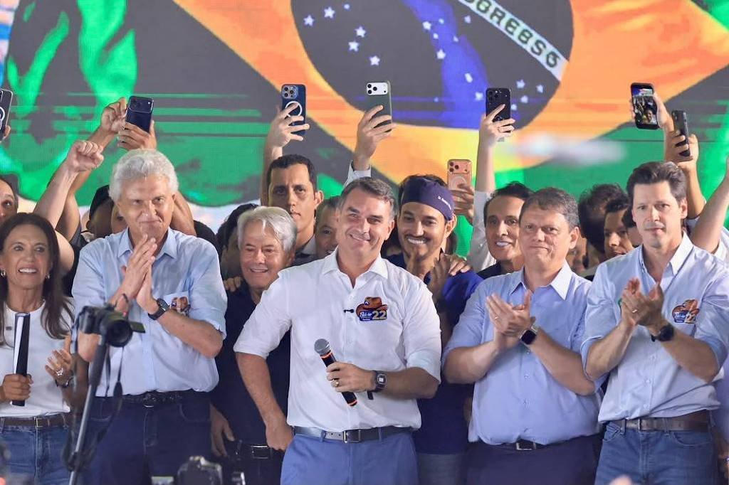 Flávio Bolsonaro fala em usar maioria no Congresso para mudar a Constituição