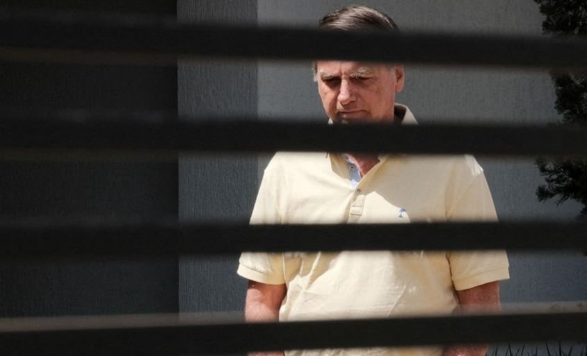 Bolsonaro recorre ao STF para voltar a receber visitas de Flávio na prisão domiciliar