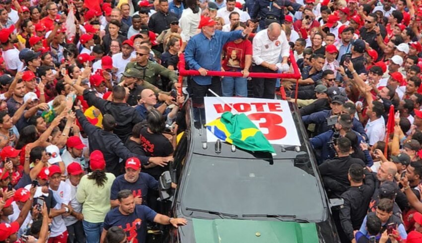 Lula é reeleito presidente do Brasil em virada histórica