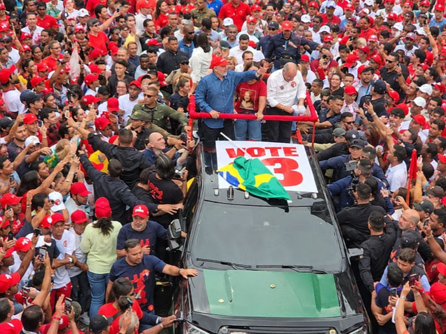 Com mobilização nas redes e nas ruas, candidato superou adversário Lula é reeleito presidente do Brasil em virada histórica