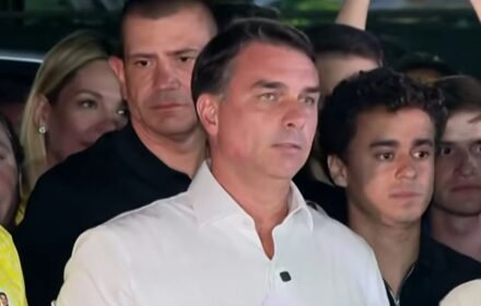 Flávio fugiu com a família para os EUA e pedirá asilo político a Trump