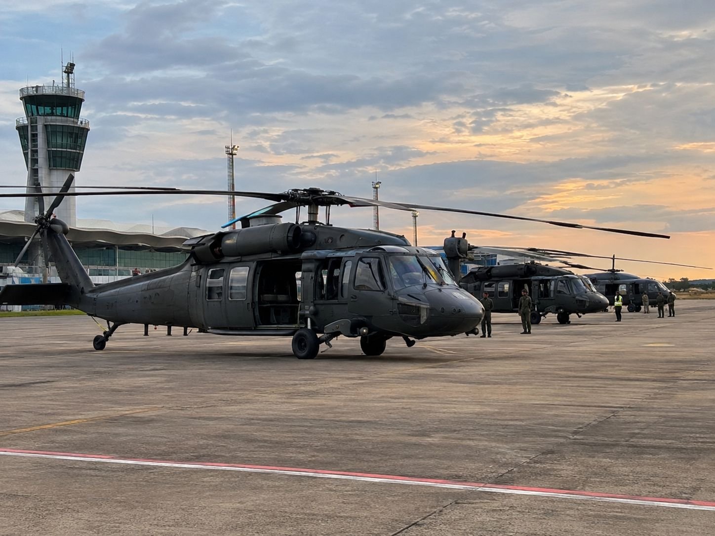 Helicópteros enviados pelo governo federal para auxiliar combate à queimadas no AM pousaram no Aeroporto Internacional Eduardo Gomes, em Manaus. — Foto: Canva, Chatgpt Primeiras aeronaves enviadas pelo governo Lula para combater queimadas no Amazonas chegam a Manaus