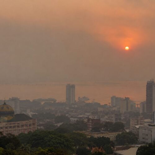 Fumaça volta a encobrir Manaus neste sábado à tarde; concentração de partículas supera em 736% o limite considerado bom