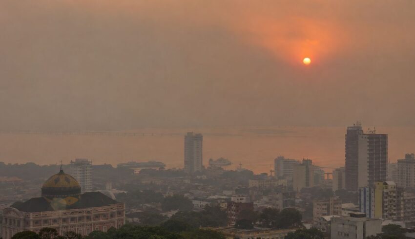 Fumaça volta a encobrir Manaus neste sábado à tarde; concentração de partículas supera em 736% o limite considerado bom
