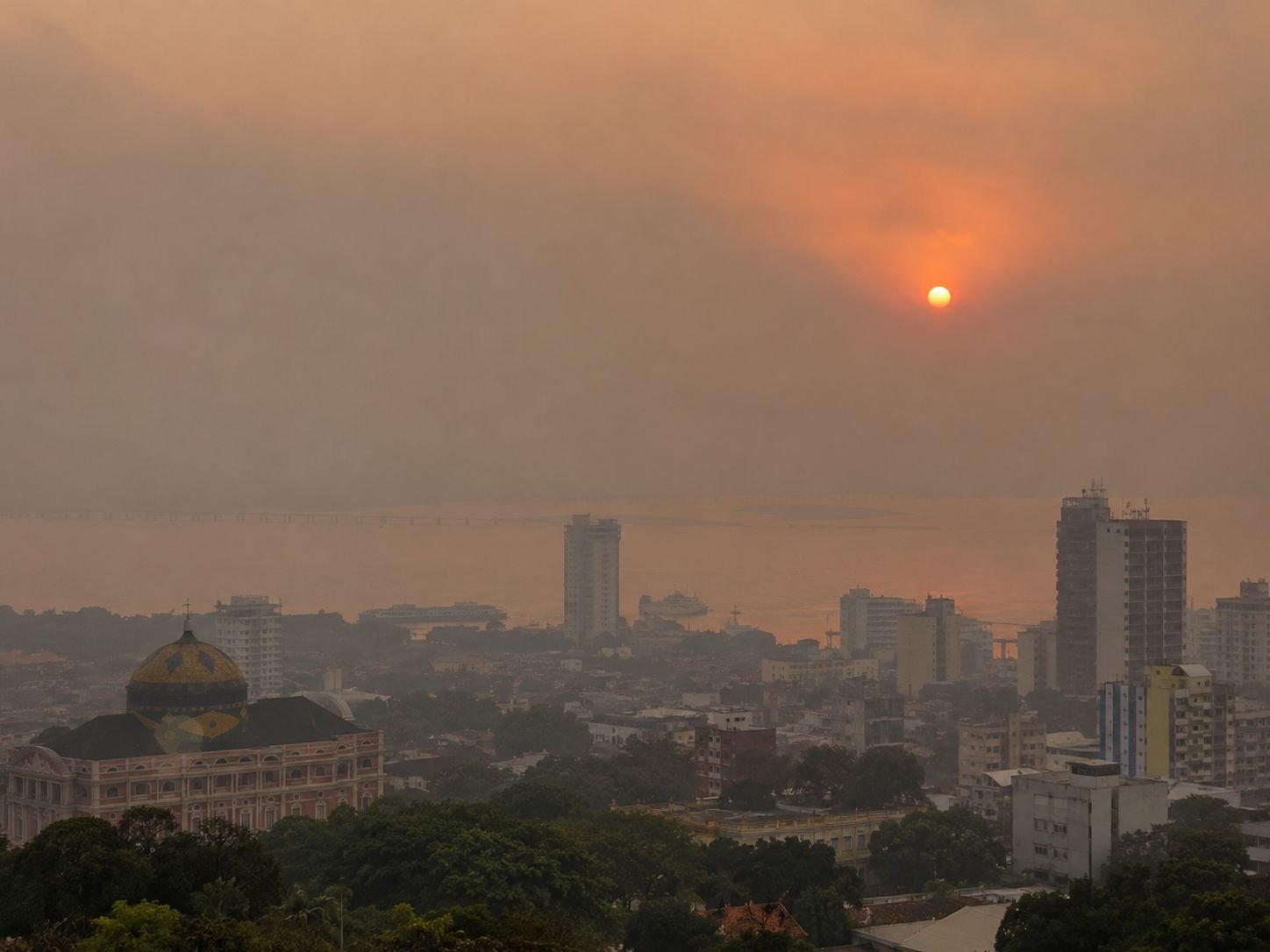 Manaus amanhece encoberta pela fumaça Fumaça volta a encobrir Manaus neste sábado à tarde; concentração de partículas supera em 736% o limite considerado bom