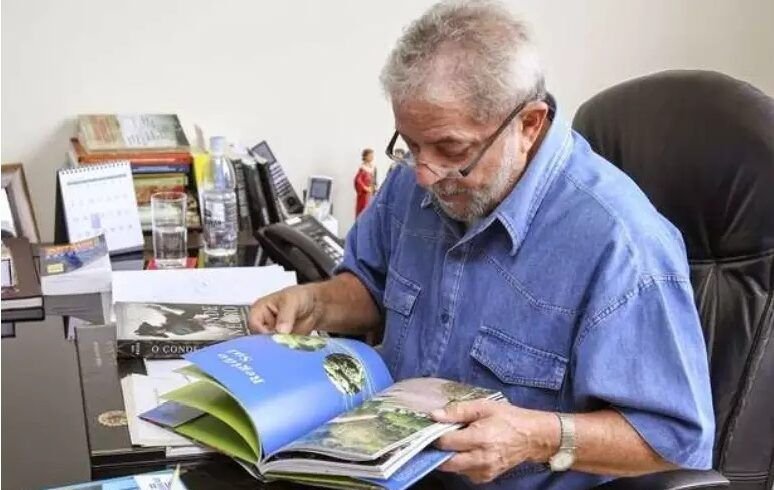 Quem lê, éle
