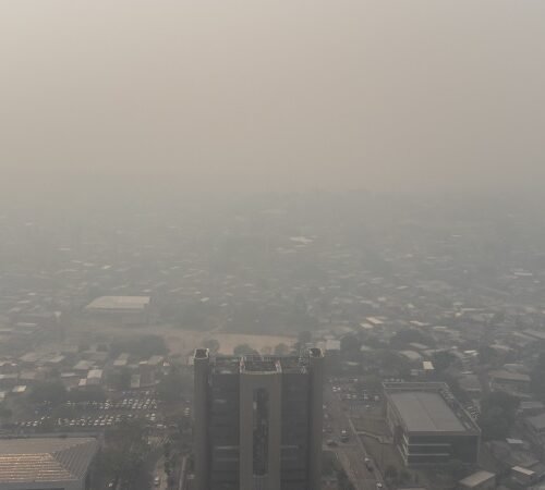 Fumaça volta a cobrir Manaus e cidade registra a pior qualidade do ar do Brasil pelo 5º dia seguido